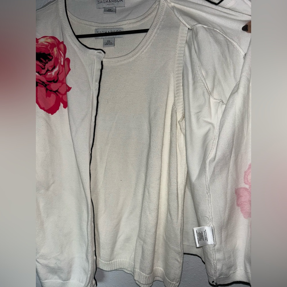 Sag Harbor white T-shirts cardigan set with roses - Picture 5 of 7